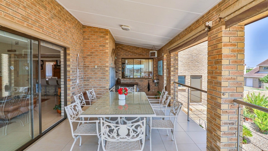 4 Bedroom Property for Sale in De Kelders Western Cape